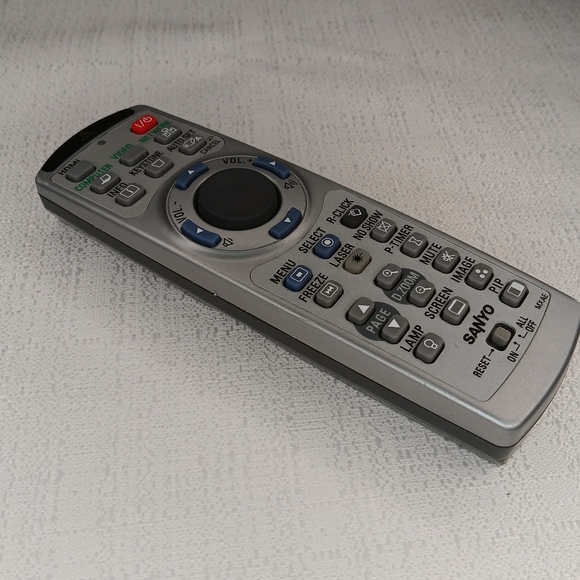 Sanyo Remote w/laser pointer - Picture 5 of 10